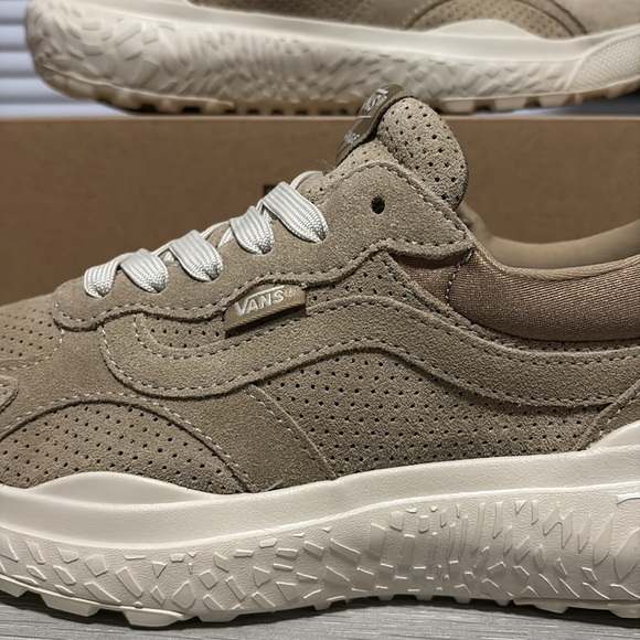 NWT Women's Vans UltraRange Neo VR3 Shoes - VN000CWESQ7 - Picture 3 of 11